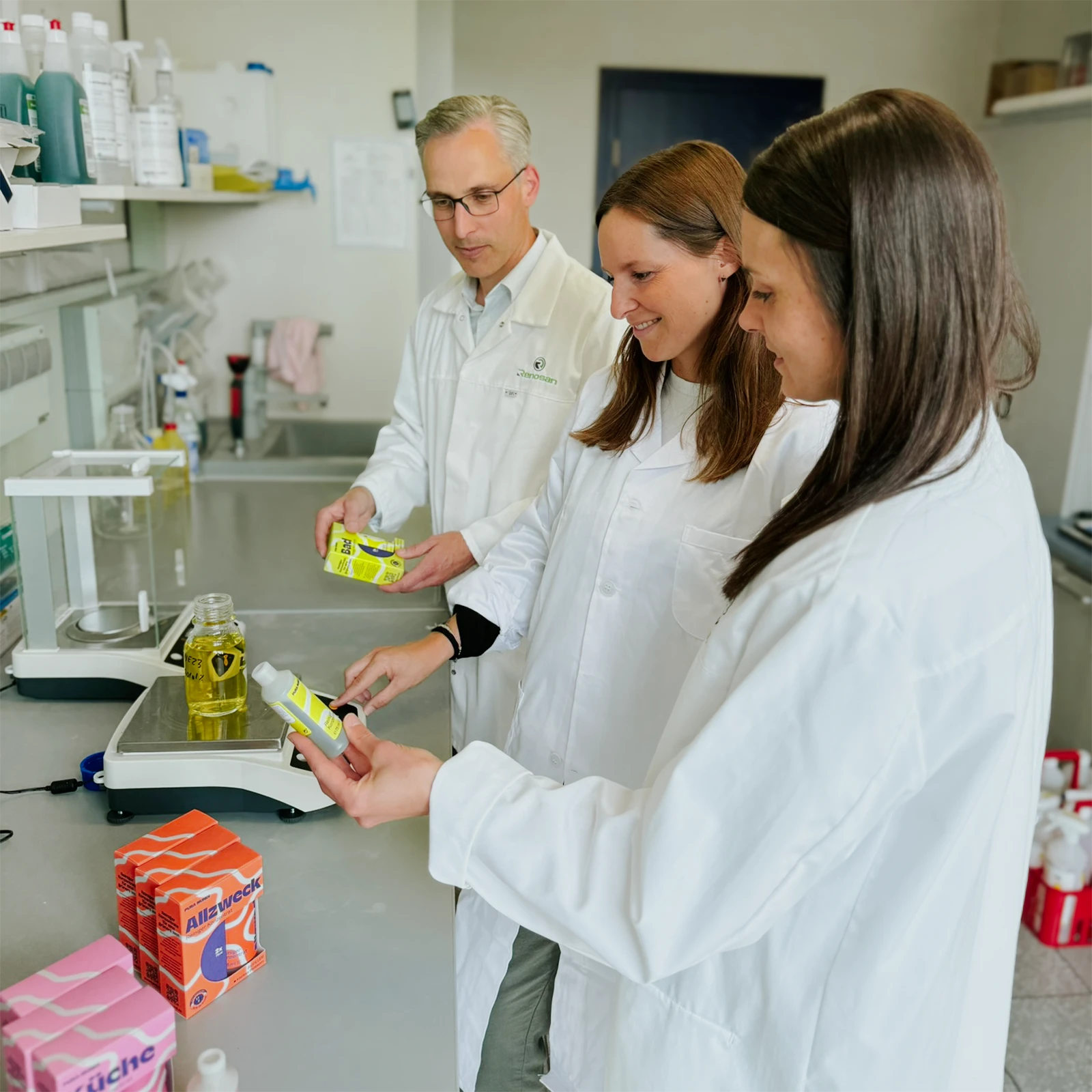 Pura Mundi Chemiker Team beim Testen ihrer Reiniger